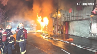 新北八里木材廠凌晨惡火　　烈焰竄天景象驚悚