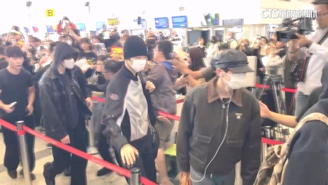 朴寶劍.IU.IVE現身小港機場 上百名粉絲熱情送機