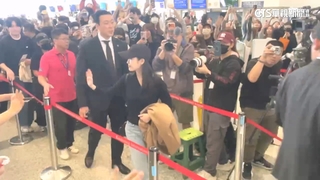 朴寶劍.IU現身小港機場　上百名粉絲熱情送機