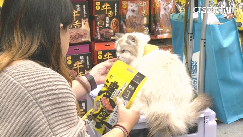 毛孩嗑頂級肉乾.喝雞精 餐飲業跨足搶300億寵物商機