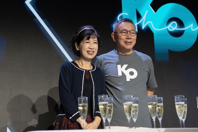 秀「柯文哲2018選舉借貸存摺明細」　陳佩琪嗆檢方：根據柯黑在節目上瞎掰的東西辦案 | 華視新聞