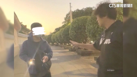 【台語新聞】帶女兒散步遭強光逼問 沈伯洋怒報警:不該波及家人