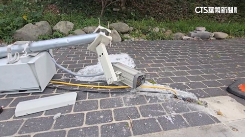 【台語新聞】路面不平釀禍? 新竹機車騎士失控猛撞測速照相桿