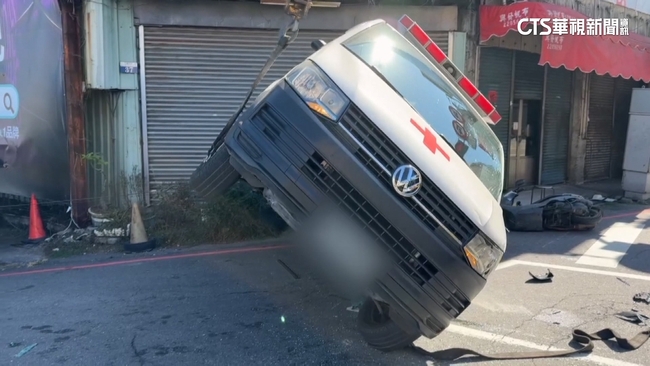 遭貨車攔腰撞上！　救護車側翻波及1騎士　4傷3送醫 | 華視新聞