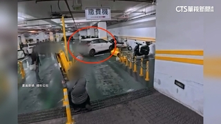 要還共享汽車卻恍神暴衝！　停車場設備全被撞爛