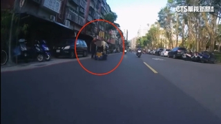 欠錢最大？　男持雙鋸當街追砍債主　勸架友也遭殃