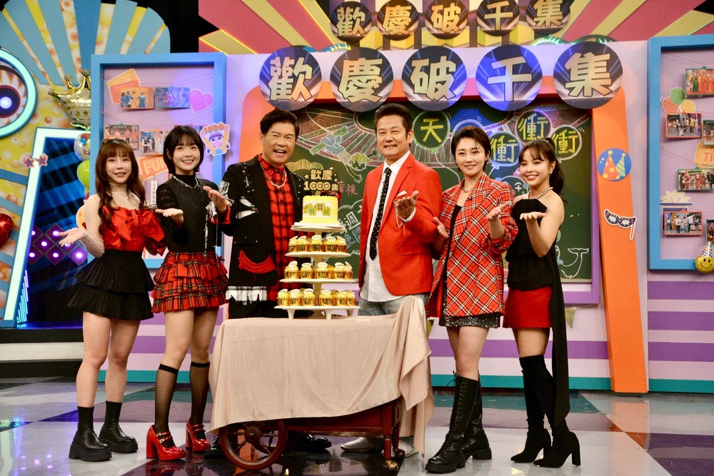 巫苡萱(左起)、籃籃、曾國城、徐乃麟、張文綺、徐凱希。主持群開心參與千集慶祝儀式