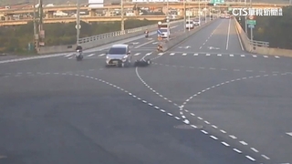 騎士闖紅燈擦撞受困車底　熱心民眾合力抬車救人