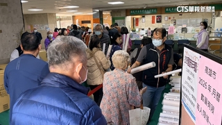 2026月曆.年曆夯！　行政中心.公所排長龍　民眾一早卡位