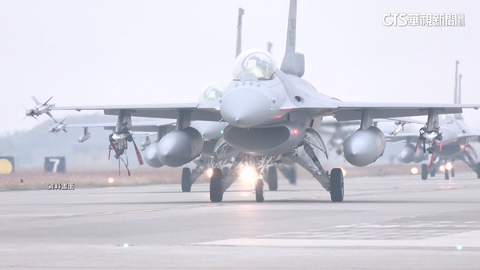 F-16飛官短暫G力昏迷急墜 空軍證實:長機隨伴返場安降