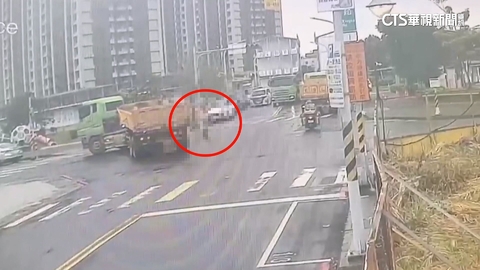 恐怖奪命撞!桃園義交路中指揮 砂石車倒車輾亡