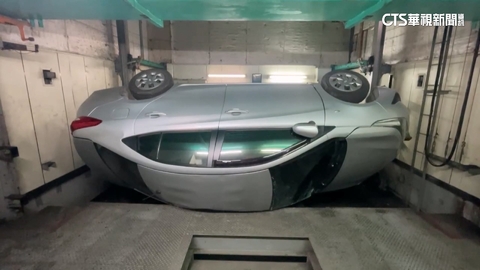 停車塔驚魂! 車輛墜落側翻90度 擋風玻璃裂