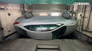 停車塔驚魂！　車輛墜落側翻90度　擋風玻璃裂