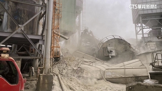 水泥桶槽突崩塌塵土飛揚.員工奔逃　疑提早卸支惹禍