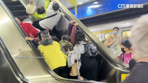 疑手扶梯捲「洞洞鞋」! 北捷亞東醫院站8人摔一團
