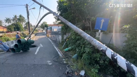 貨車未收車斗勾電線! 電桿遭攔腰折斷倒路中阻交通