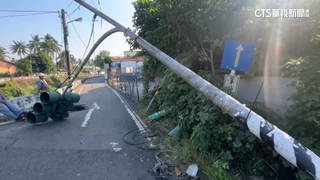 貨車未收車斗勾電線！　電桿遭攔腰折斷倒路中阻交通