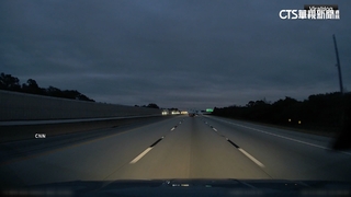 天降橫禍超驚悚！　美小飛機迫降撞壓汽車　駕駛嚇呆