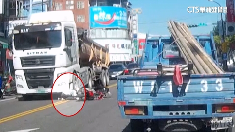 【台語新聞】89歲騎士疑左轉闖「視線死角」 遭砂石車輾壓腳骨折