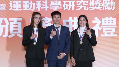 拳擊雙姝陳念琴.黃筱雯 邀李洋部長熱舞遭拒絕