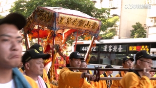 青山王遶境重頭戲「衝轎」！　經龍山寺等4宮廟速通過