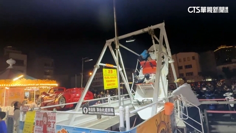 來回擺動幅度近「直角」! 網友質疑夜市海盜船安全性