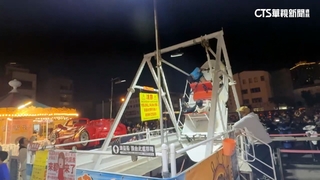 來回擺動幅度近「直角」！　網友質疑夜市海盜船安全性