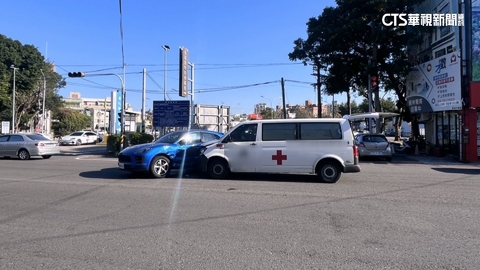 救護車載病患「警示燈+鳴笛」 紅燈路口攔腰撞休旅車