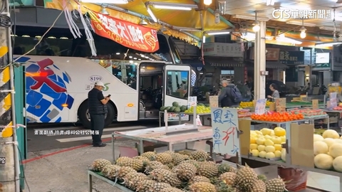 遊覽車遭疑違停放客買水果? 真相曝竟是「擦撞」