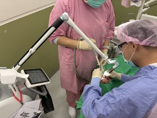 6旬婦牙齦腫痛竟「牙周病惡化」！　醫示警6症狀恐確診：破壞多半不可逆