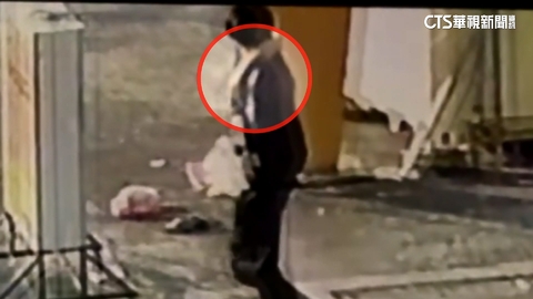 【台語新聞】寵物蛇暴走!? 26歲男「遭蛇繞頸」跌倒撞頭.民眾急報警