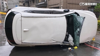 酒駕上路自撞！　台北內湖轎車270度翻覆.燈桿遭撞斷