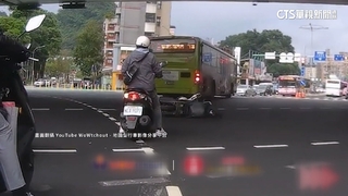 公館圓環公車疑搶快闖紅燈擦撞機車　業者：將加強教育