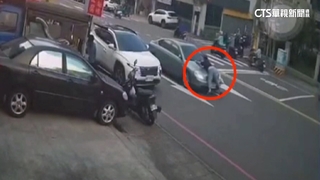 騙我媽400萬！計誘詐團　女趴引擎蓋攔車遭甩飛二度輾