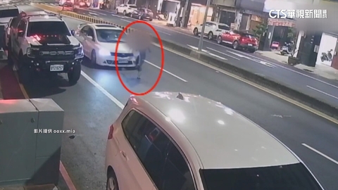 疑假車禍撲撞白車被識破 第2次慘被黑車撞飛