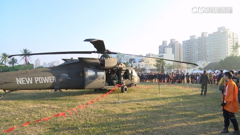 駁二動漫祭掀「軍事風」 國防部黑鷹.雲豹甲車登場
