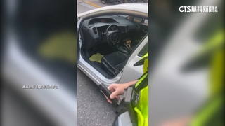 紙袋裝「70萬現金」遭攔　駕駛控警「鑽車內翻找」