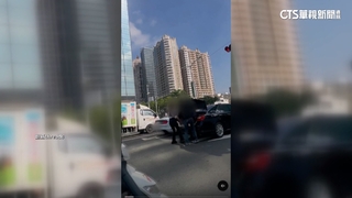 高雄行車糾紛！　載客按喇叭爆衝突　雙方當街大打出手