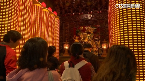 北市文昌宮點燈起跑 家長漏夜排隊替孩子祈福