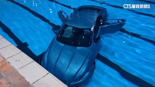 法國汽車衝進泳池　多位民眾險遭撞傷