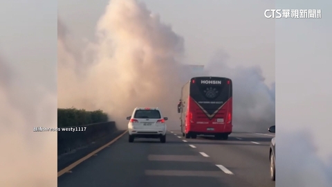 貨車國道上冒白煙 濃煙狂竄影響用路人視線
