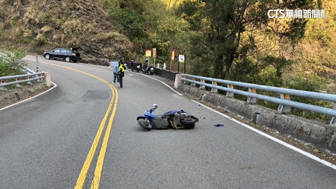 屏東傳嚴重車禍! 騎士自撞摔橋下待救援