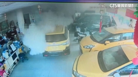 運將疑「多次車禍」遭拒保車行拔牌 竟「車內點火」再衝撞