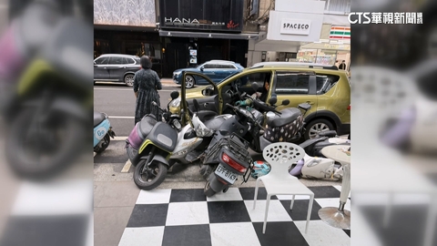 休旅車逆向倒退嚕波及7機車 7旬駕駛欲逕離遭阻