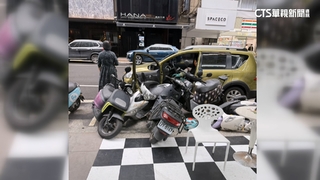 休旅車逆向倒退嚕波及7機車　7旬駕駛欲逕離遭阻