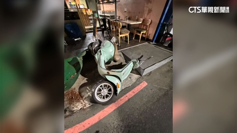 新北轎車高速衝撞路邊機車落跑 車主出門查看傻眼