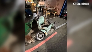 新北轎車高速衝撞路邊機車落跑　車主出門查看傻眼