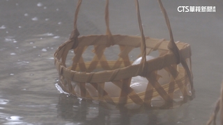 冷氣團報到！　金山「足湯」熱鬧　遊客煮溫泉蛋取暖