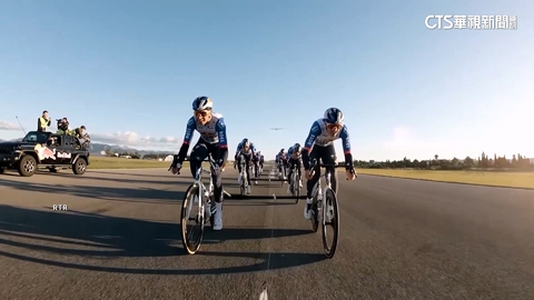 世界首例！　9名職業自行車手靠人力驅動滑翔機飛上天