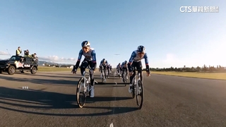 世界首例！　9名職業自行車手靠人力驅動滑翔機飛上天